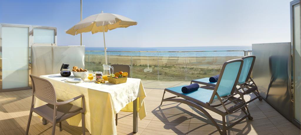 Apartamentos Voramar Castelldefels Exteriör bild