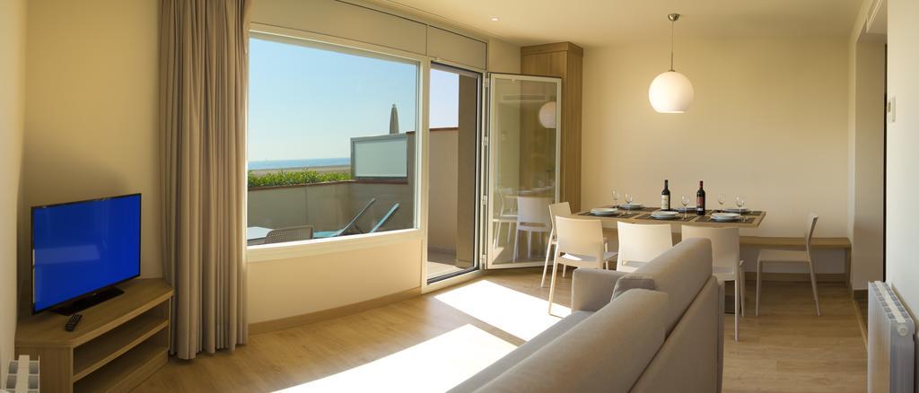 Apartamentos Voramar Castelldefels Exteriör bild