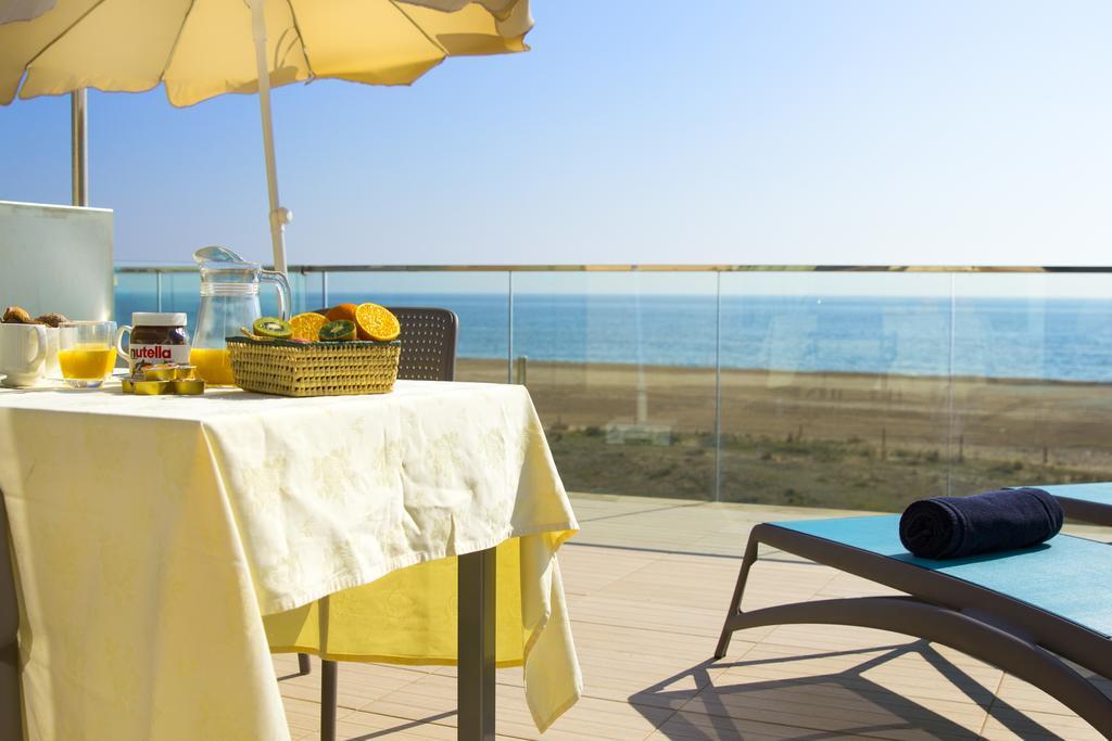 Apartamentos Voramar Castelldefels Exteriör bild