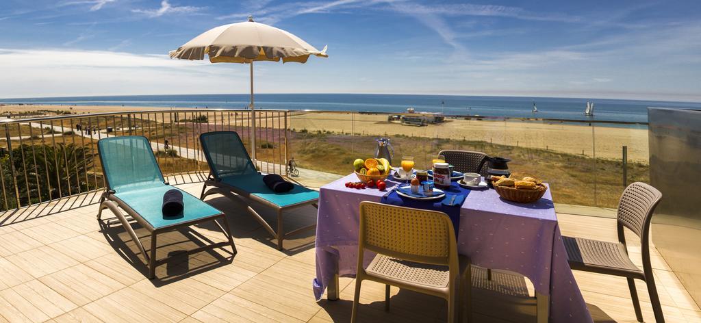 Apartamentos Voramar Castelldefels Exteriör bild